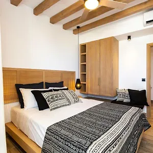 Theros Apartahotel